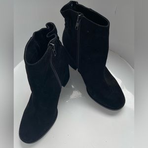 Arturo Chiang boots, excellent condition,never used,black color, size 7M.